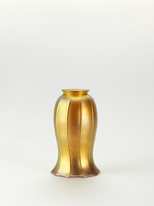 Louis Comfort Tiffany, Lampenglas in Glockenform, ohne Datierung