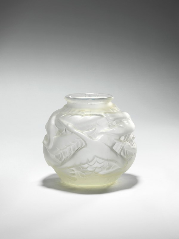 René Lalique, Kugelvase mit Schuppendekor und auffliegenden Schwänen, 1921