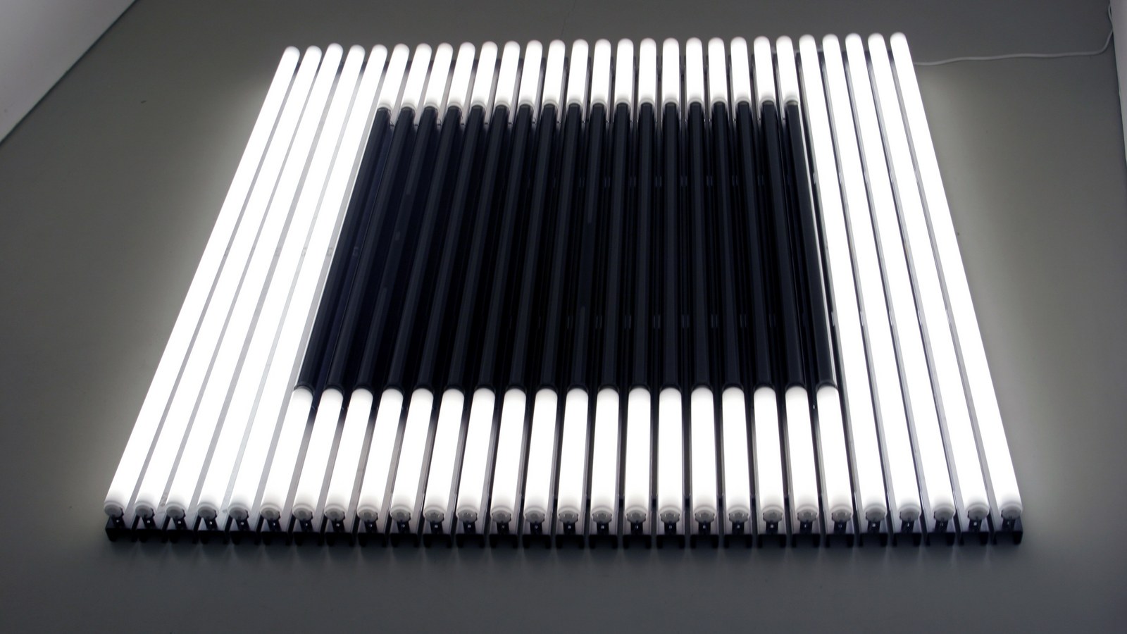 Andrei Molodkin, Black Square [Schwarzes Quadrat], 2010, Neon- und Plastikröhren, gefüllt mit Rohöl, 250 x 250 x 15 cm, Foto: © Andrei Molodkin