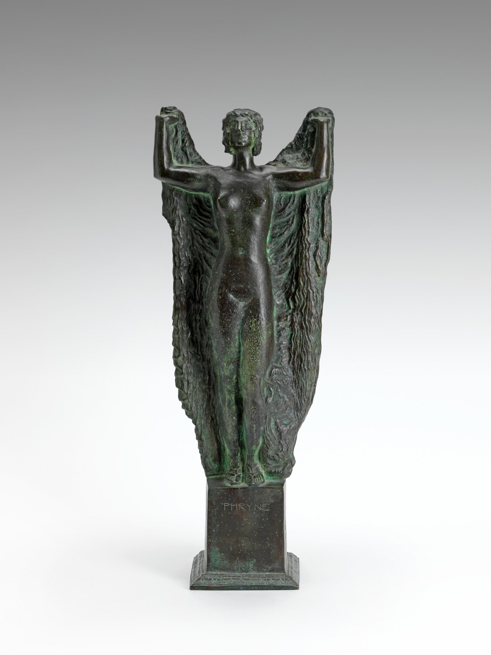 Franz von Stuck, Phryne, 1924, Bronze mit schwarzbrauner Patina © Museum Villa Stuck (Schenkung des Vereins zur Förderung der Villa Stuck e.V.), Foto: Eva Jünger