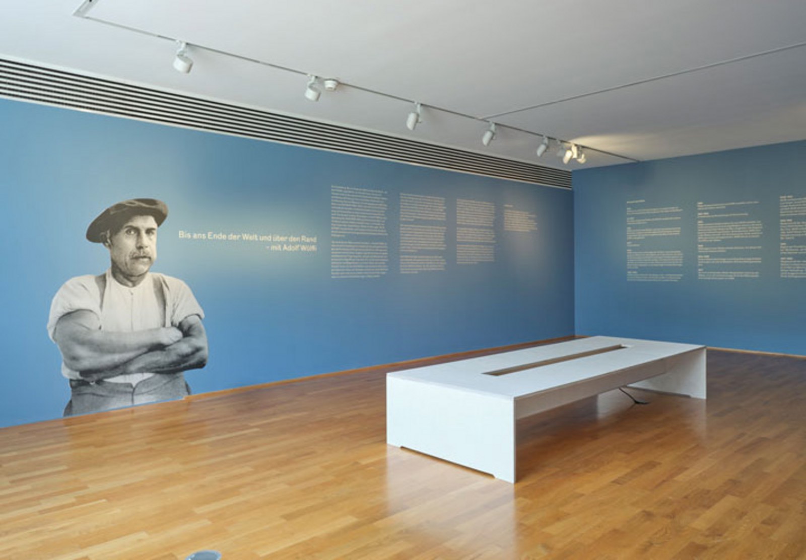 Bis ans Ende der Welt und über den Rand – mit Adolf Wölfli, Museum Villa Stuck, 2021, Installationsansicht: Jann Averwerser