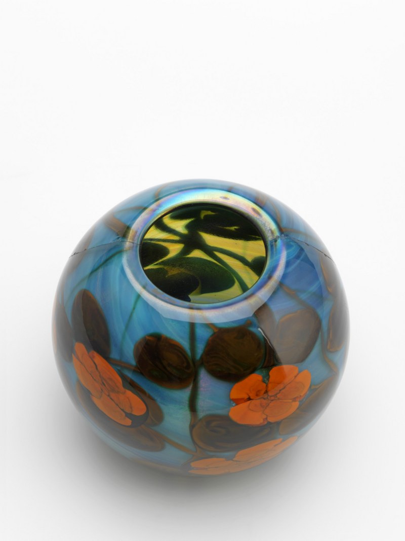 Louis Comfort Tiffany, Kugelvase mit netzförmig, rankendem Sumpfdotter-Blumen-Dekor, 1900