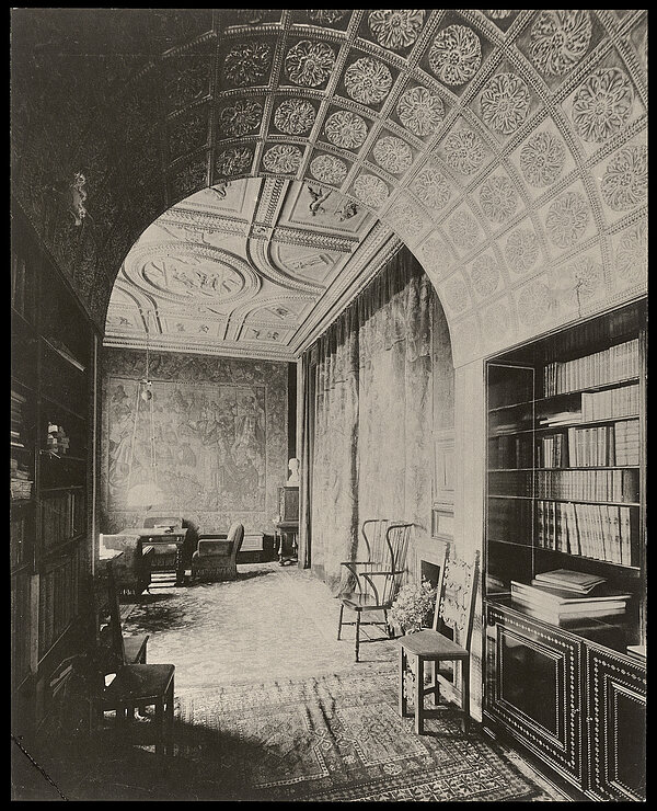 August Lorenz, Bibliothek der Villa Stuck mit Blick ins Boudoir, um 1898