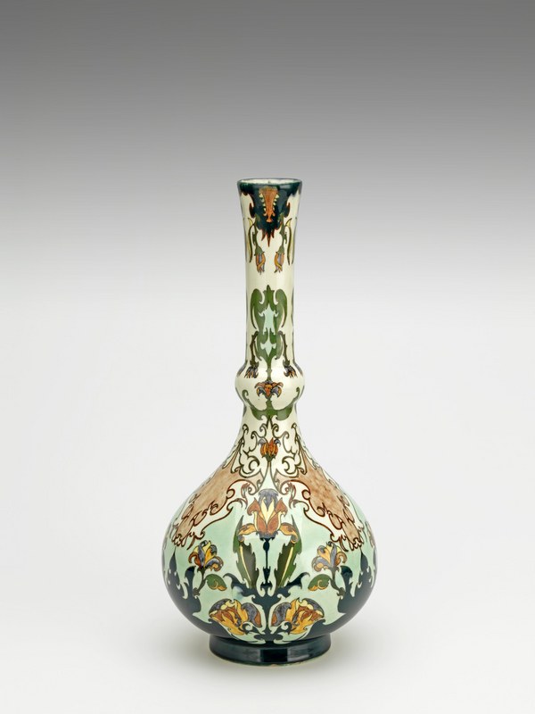 Haagsche Plateelbakkerij Rozenburg, Den Haag, Vase mit Blütenstängelornamentik, um 1908