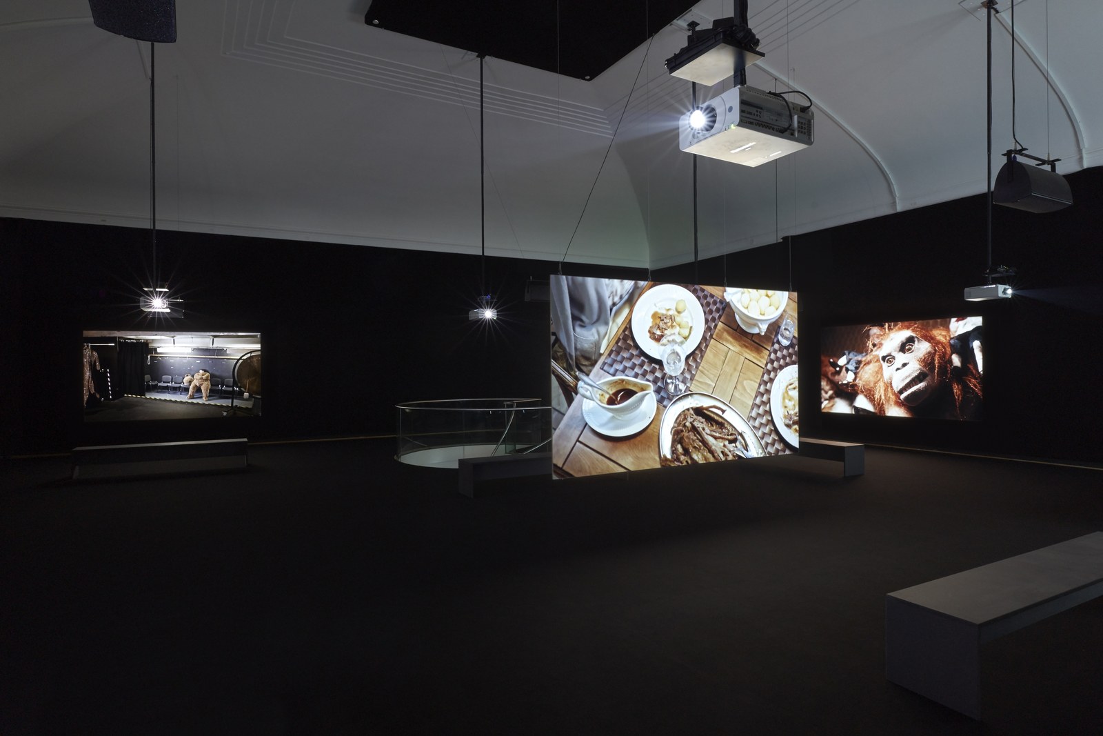 Installationsicht "Manifesto. Julian Rosefeldt", Museum Villa Stuck, Foto: Jann Averwerser