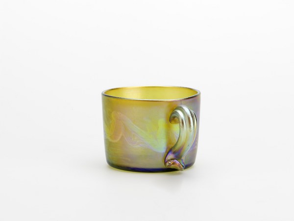 Louis Comfort Tiffany, Tasse mit Wellendekor, ohne Datierung