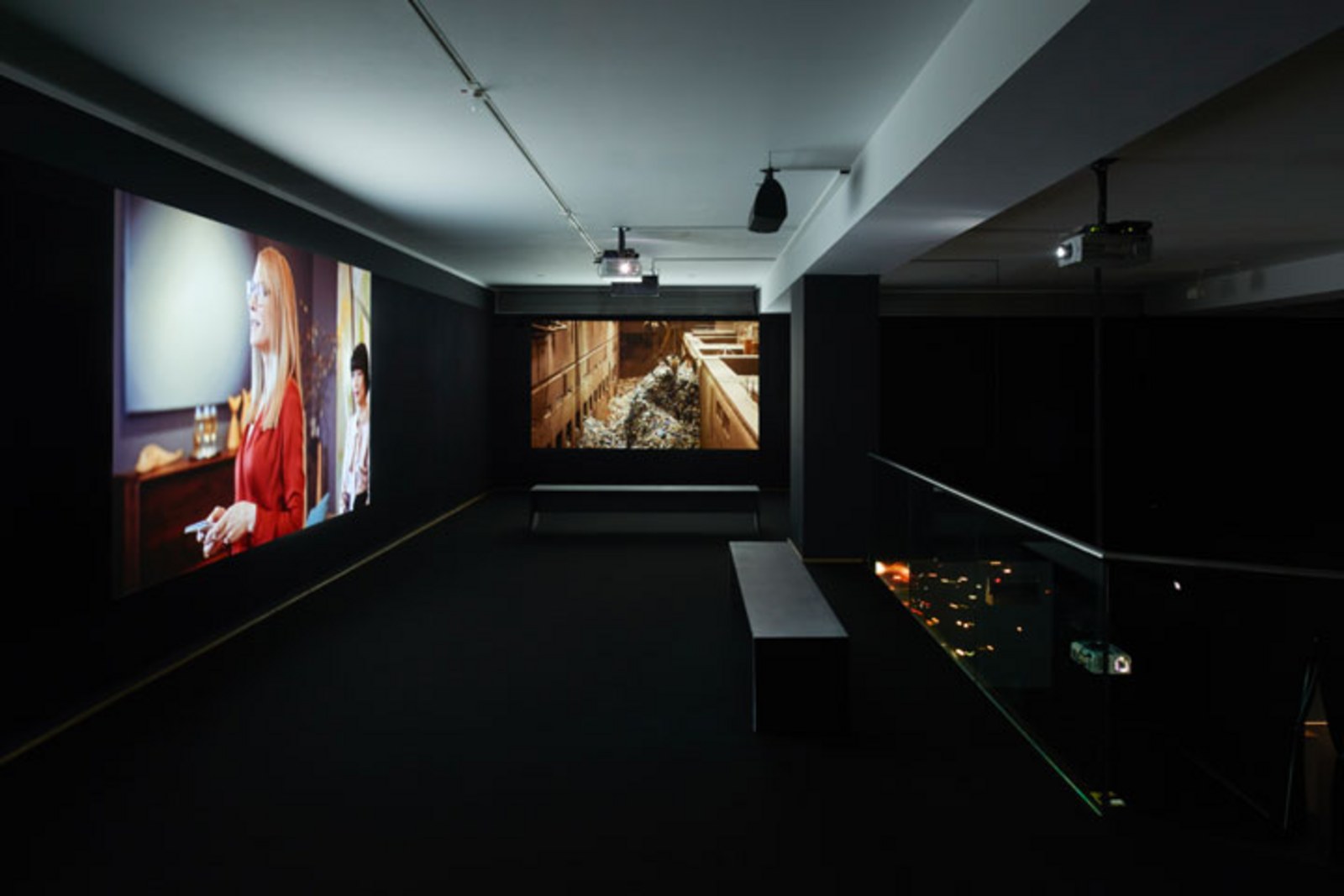 Installationsicht "Manifesto. Julian Rosefeldt", Museum Villa Stuck, Foto: Jann Averwerser