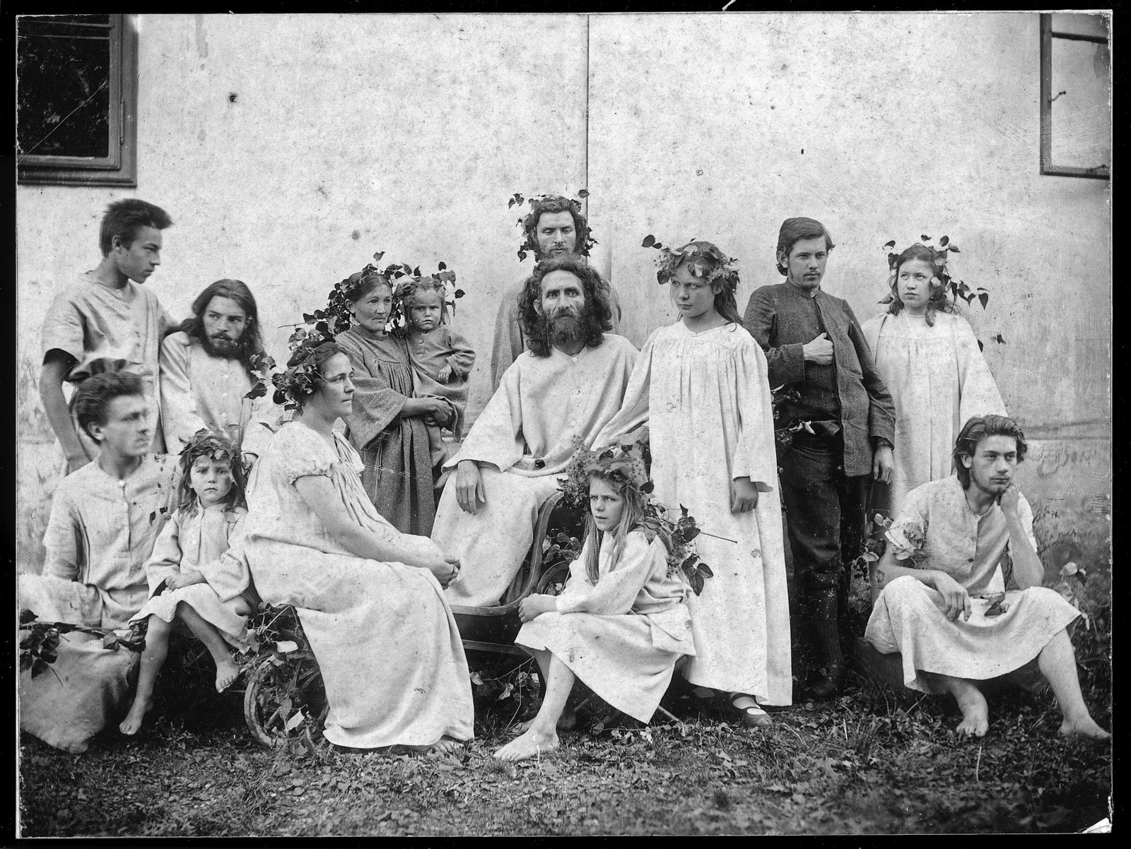 Die Landkommune des Himmelhofs in Ober-St.-Veit bei Wien, 1898, anwesend: Diefenbach, seine Kinder Stella und Lucidus, Frau Walter mit Kindern, Marianne Kornhäuser und Mathilde Oborny (Hilaris), die Jünger Paul von Spaun, Hans Paule, Matthias Czerny, Franz Mayer, Albertus Gold und Hermann Seidel. Archiv der Spaun-Stiftung, Seewalchen